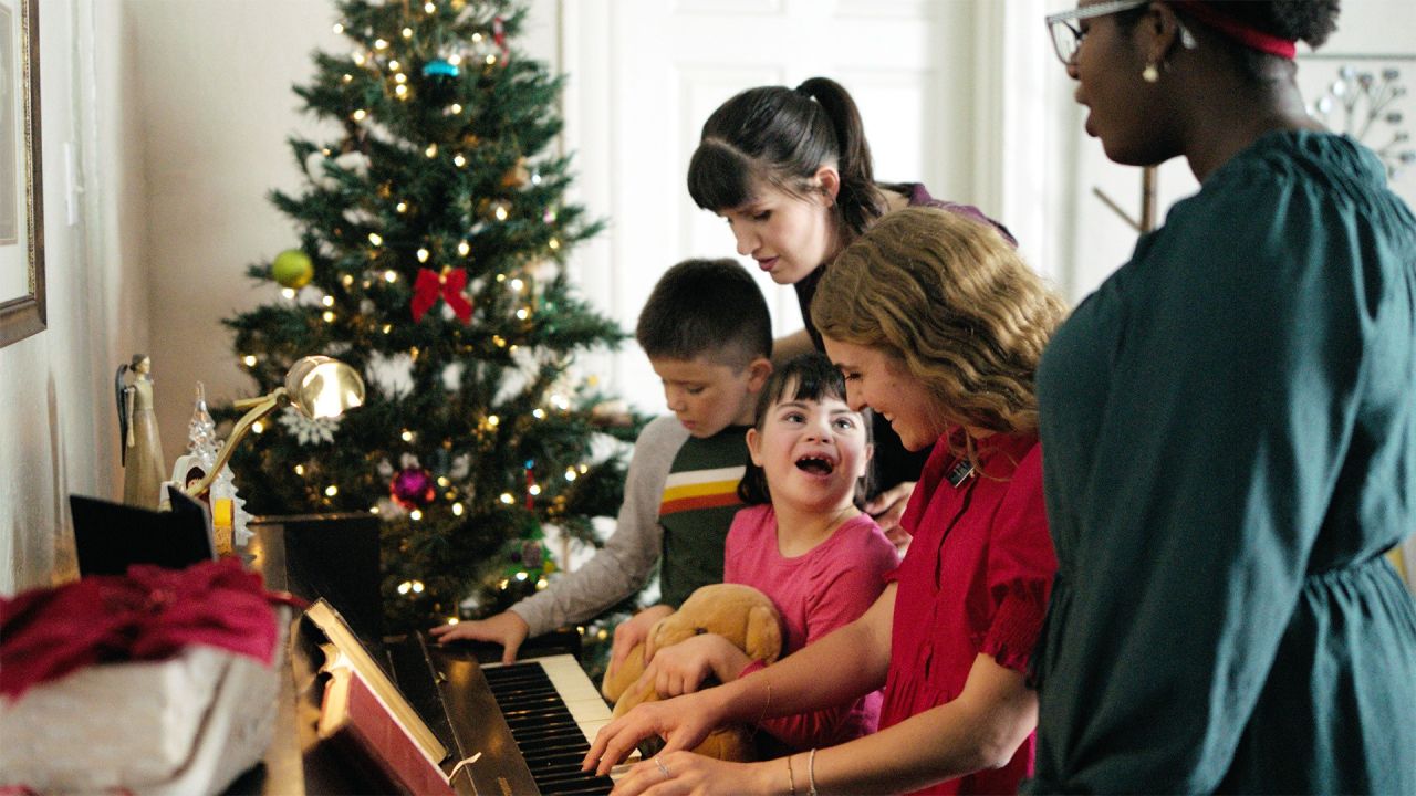 Motrat misionare luajnë në piano me një familje