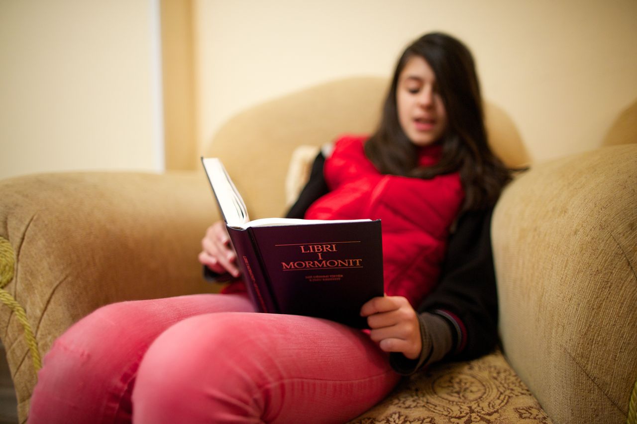 Një grua duke lexuar Librin e Mormonit