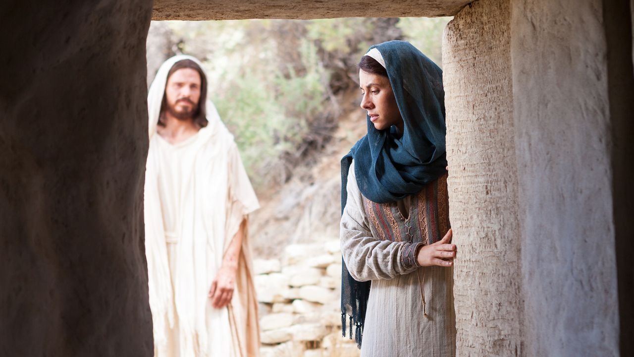 Jezu Krishti i ringjallur përshëndet Maria Magdalenën te varri i zbrazët në kopsht