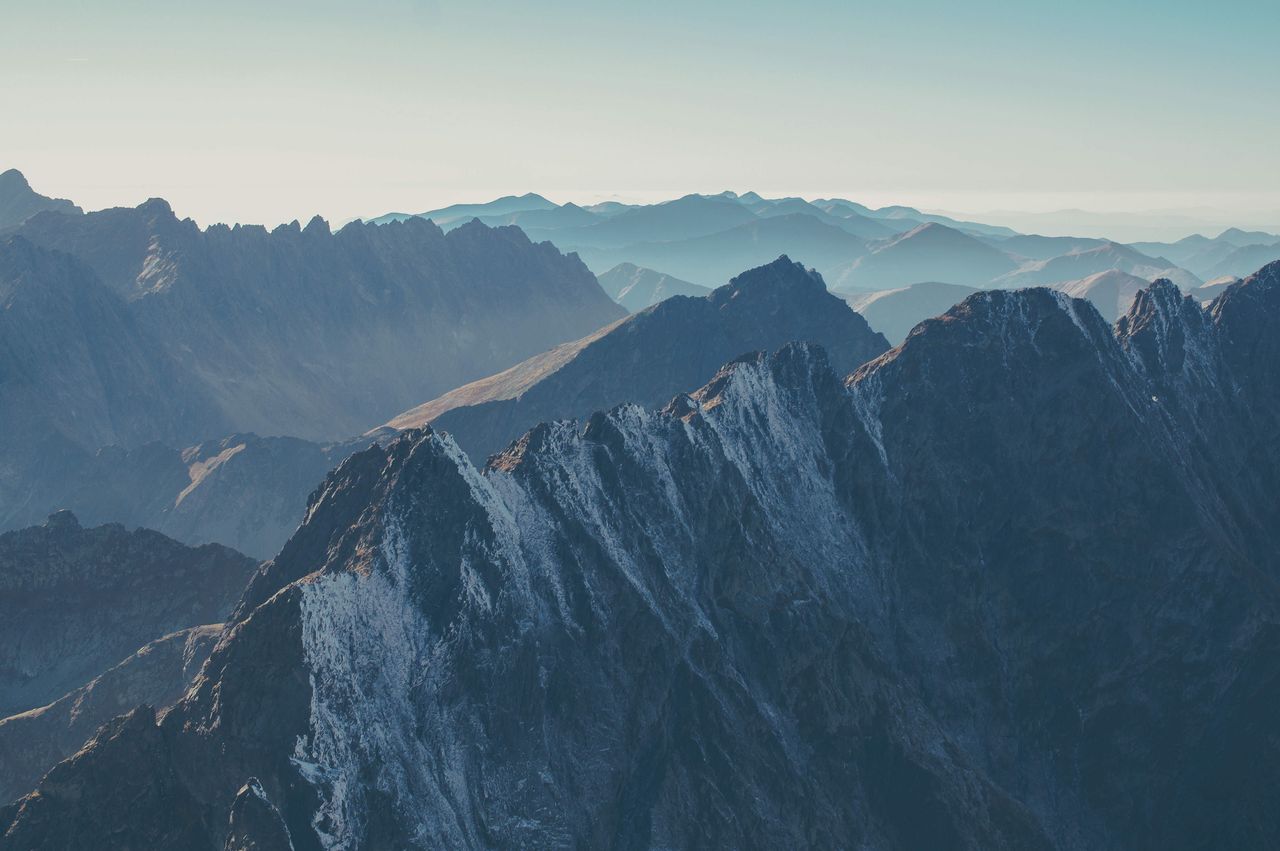 Një majë mali që tregon dorën e Perëndisë në të gjitha gjërat